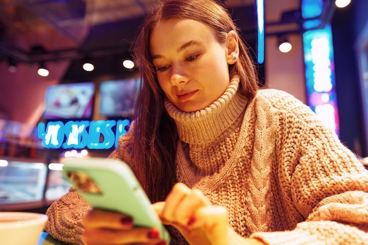 Pengguna melakukan konfirmasi penarikan dana melalui perangkat mobile
